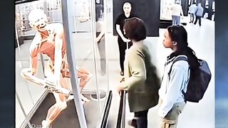 ia mencoba membawa putranya pulang