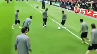 Selama sesi latihan Barcelona di bawah asuhan Pep Guardiola,
