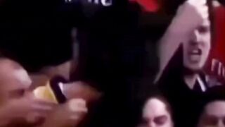 Emmanuel Adebayor memang sangat dikenal karena selebrasi kontroversialnya saat membela Manchester City melawan mantan klubnya, Arsenal
