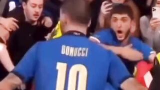 Ketika seorang petugas wanita mengira Leonardo Bonucci adalah penyusup lapangan ????