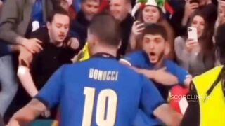 Ketika seorang petugas wanita mengira Leonardo Bonucci adalah penyusup lapangan ???? 2