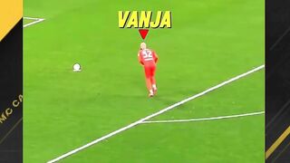 Kiper nembak keras ke mistar — itu bukan blunder, itu seni