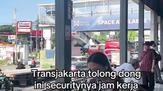 Tolong kalo security pemales jangan digaji dulu.