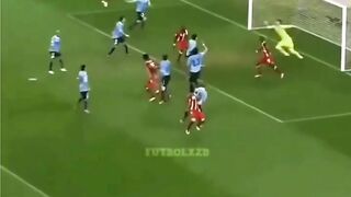 Luis Suárez dengan sadar menghentikan bola yang hampir pasti jadi gol pakai tangan di garis gawang