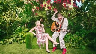 Miley Cyrus - Plastic Hearts (Backyard Sessions)(720P_HD).mp4