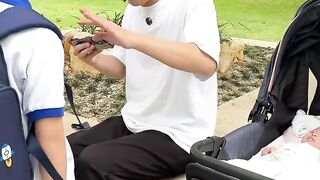 keasikan main game sampe lupa sama anaknya sendiri