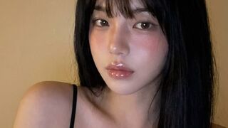 How to Tell if a Japanese Girl Likes You