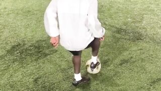 Skill Tingkat Dewa! ???????? Definisi 'main bola' yang sesungguhnya! Ada yang bisa niruin trik ini?