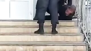 Трое росгвардейцев скрутили дедушку, который пришел забрать внука из школы.