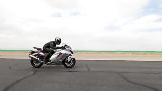 Tesla Model S Плед против Suzuki Hayabusa cam 4