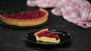 Тарт с заварным кремом и ягодами