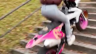Девушка и мотоцикл