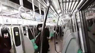 В токийском метро один придурок достал нож и порезал пятнадцать человек