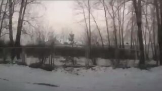 Пятилетняя девочка съехала на ледянке под автобус