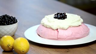 Торт Павлова с чёрной смородиной
