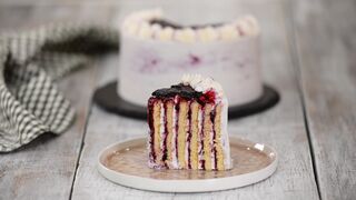 Торт с вертикальными коржами и чёрной смородиной
