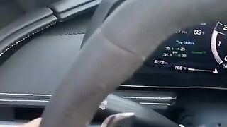 Миллионеры в клетку Tesla model S на улицах