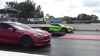 Tesla Model S Plaid vs McLaren 765 cam 6