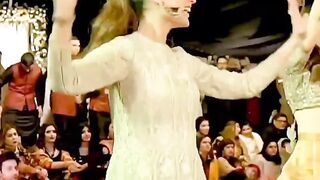 Sadaf Kanwal’s Dreamy Dance at Saleem Sheikh’s Daughter