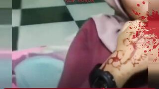 seseorang wanita tidak sengaja merekam penampakan kuntilanak ketika bermain tiktok