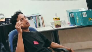 Seorang yang sedang merenung lalu terbayang akan dulu