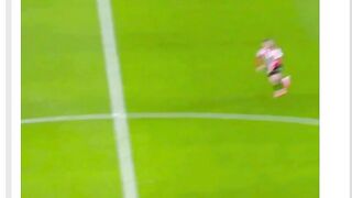 Kadang sepak bola itu simpel… tapi mematikan. ⚡