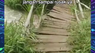 TETAP TENANG, PASTI BISA SAMPAI UJUNG MESKI JEMBATAN RUSAK