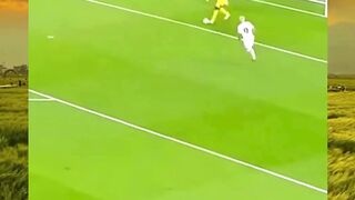 Merah untuk Casemiro, harapan buat lawan dari titik putih… tapi takdir berkata lain. Bola tetap menolak masuk.