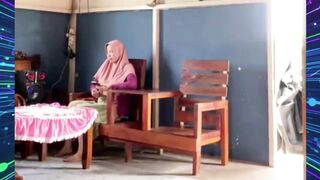 PENGIRIMAN TERTUNDA, KURIR SEDANG JOGET DI KARAOKEAN