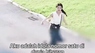 wanita penjilat