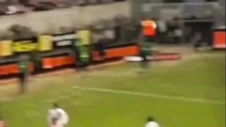 Roberto Carlos berkata “Buka,” dan Ronaldinho berkata “Wijen”! 2