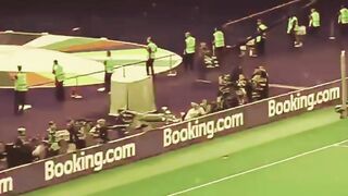 penyelamatan di garis gawang dari Dani Olmo di menit 89–90