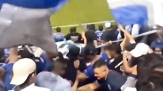 KELEWAT BATAS???? 5 Momen Random Yang Dilakukan Fans Nekat????