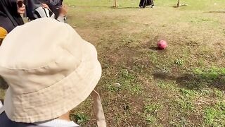 lucu banget ibu ibu nendang bola .. ????
