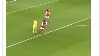 Kadang sepak bola itu bukan cuma soal akurasi… tapi juga soal *POWER*! ????