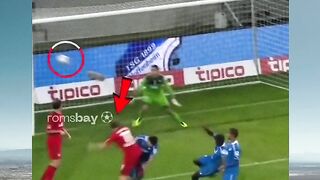 Kelihatannya gol, tapi kok malah pegang kepala? ????