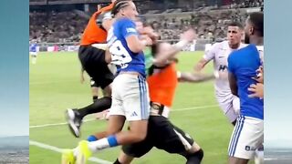 Niatnya main bola, malah jadi main baku hantam! ????