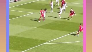 Momen Gol Bersejarah Isak di Anfield