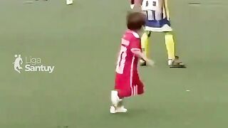 Aksi Nekat Bocah Ini Berujung Kartu Merah!????