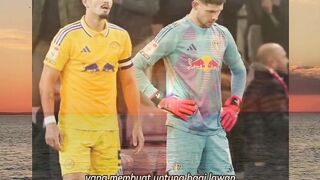 Kiper ini melakukan blunder keterlaluan yang membuat untuk bagi lawan