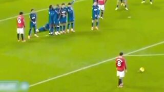 Bruno Fernandes bikin momen ikonik lewat free kick