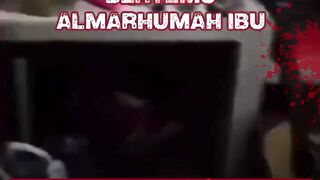 Rekam Dapur Sendiri, Wanita Ini Malah Ketemu Pocong di Depannya!