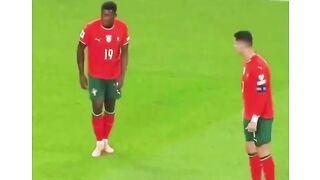 Cristiano Ronaldo dan Nuno Mendes mewakili dua generasi sepak bola Portugal —