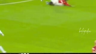 Manchester United memang tidak masuk dalam persaingan perebutan gelar juara, 3