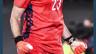 Cara jitu Emi Martinez bantu timnya menang adu penalti