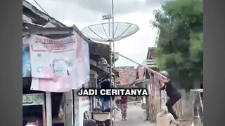 ODGJ Ini Tiba-Tiba Jadi Pawang Tawon #Memelucu