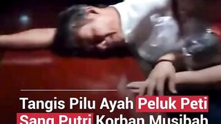 Tangis pilu seorang ayah kepergian sang putri, korban musibah kecelakaan kereta di Bekasi Timur.