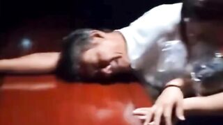 “Pelukan terakhir seorang ayah… penuh cinta, penuh luka.” 2