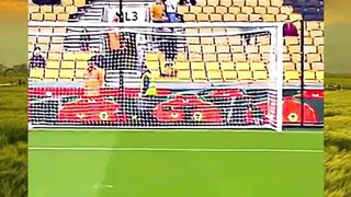 Prime Peter Crouch = tinggi, unik, tapi mematikan ????⚽️  Gol salto? Ikonik banget. Sering diremehkan, tapi selalu kasih bukti di lapangan ????