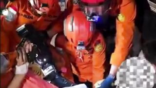 Siatuasi di dalam gerbong, evakuasi korban kecelakaan KA Argo Bromo Anggrek dengan Commuter Line di stasiun Bekasi Timur